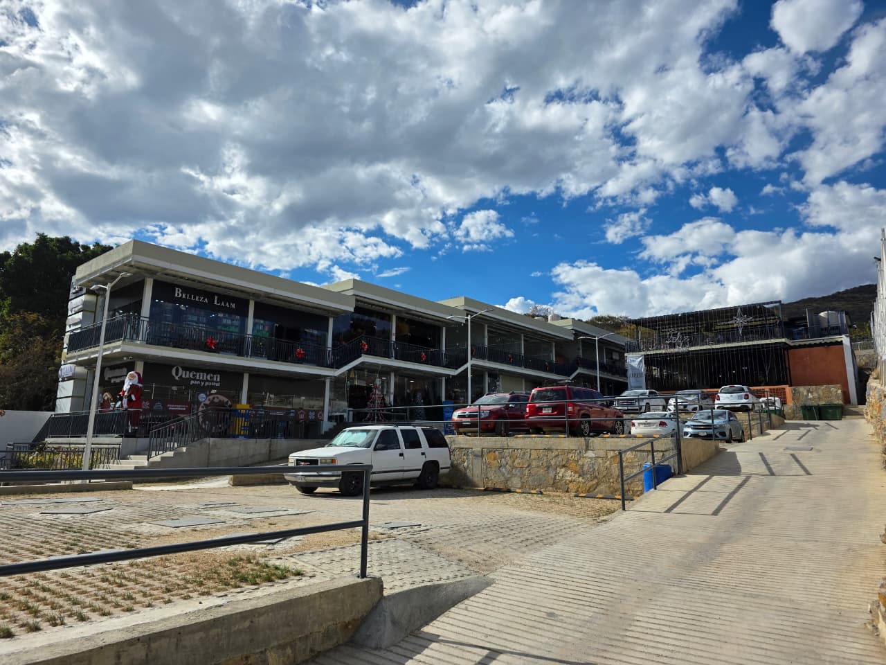 Fachada de Plaza Naga' Atzompa en Atzompa, Oaxaca
